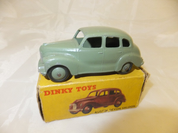 A Dinky Austin Devon Saloon (152) (boxed)