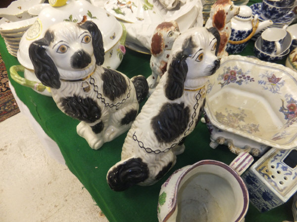 A collection of decorative ceramics to include four Wedgwood blue and white tiles depicting months - Image 2 of 5