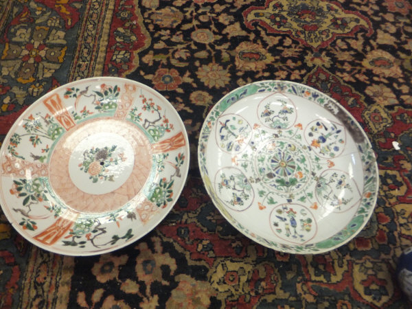 A collection of 18th and 19th Century Chinese porcelain to include a famille verte circular shallow - Image 2 of 4