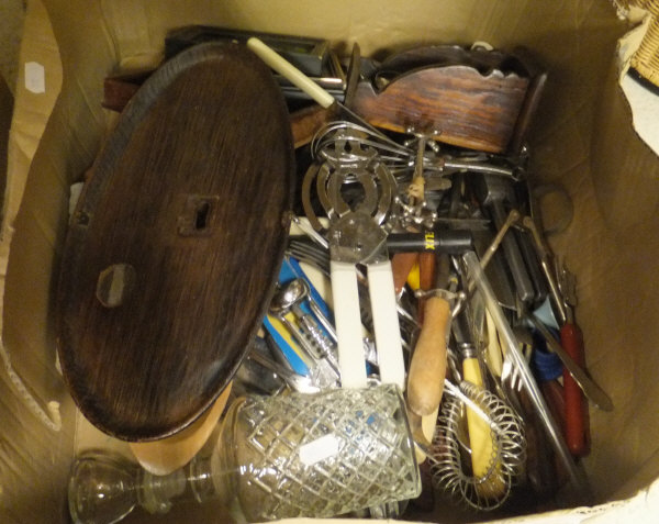 A box of various LPs, a box of various cutlery, - Bild 2 aus 3