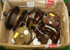 WITHDRAWN - A collection of six assorted vintage fishing reels to include three wooden reels,