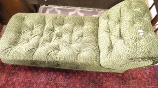 A buttoned upholstered chaise longue