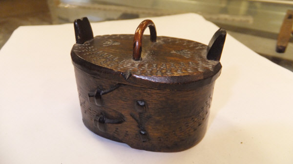 A box containing a tortoiseshell picture frame, 17.4 cm x 15. - Image 44 of 56