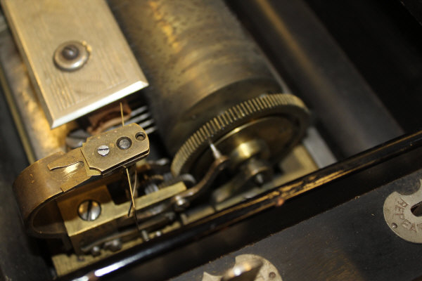 A 19th Century rosewood cased 8 air musical box with 8" cylinder (Numbered 71426) and inlaid floral - Image 23 of 29