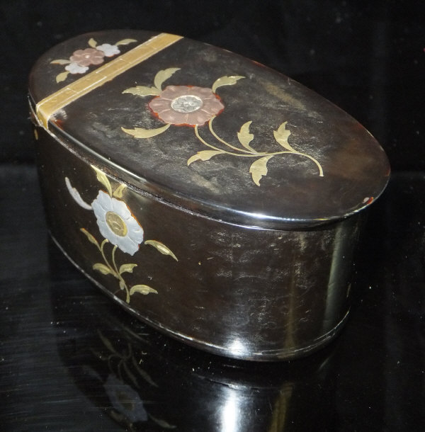 An early 19th Century tortoiseshell snuff box with hinged lid,
