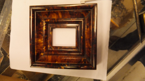 A box containing a tortoiseshell picture frame, 17.4 cm x 15. - Image 33 of 56