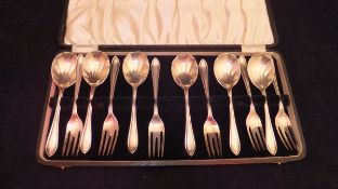 A George V silver fruit set of forks and spoons, with shell shaped bowls (by Emile Viner, Sheffield,