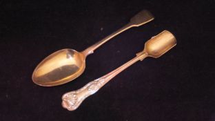 A late 20th Century silver stilton scoop with "King's" pattern handle,