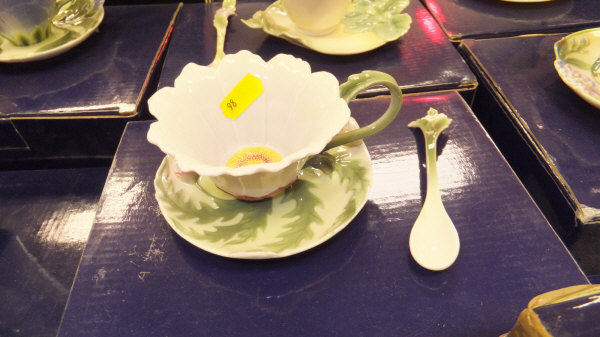 A collection of Franz Porcelain to include eight cups and saucers including "Periwinkle", "Mint", - Image 6 of 14