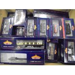 A quantity of Bachmann Branch Line Model Railways 00 gauge rolling stock (boxed) (29)