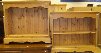 A pair of modern pine adjustable bookcase book shelves