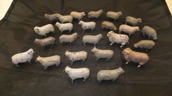 A large collection of Britain's painted hollow cast farm animals, pigs, sheep, chickens, - Image 10 of 11