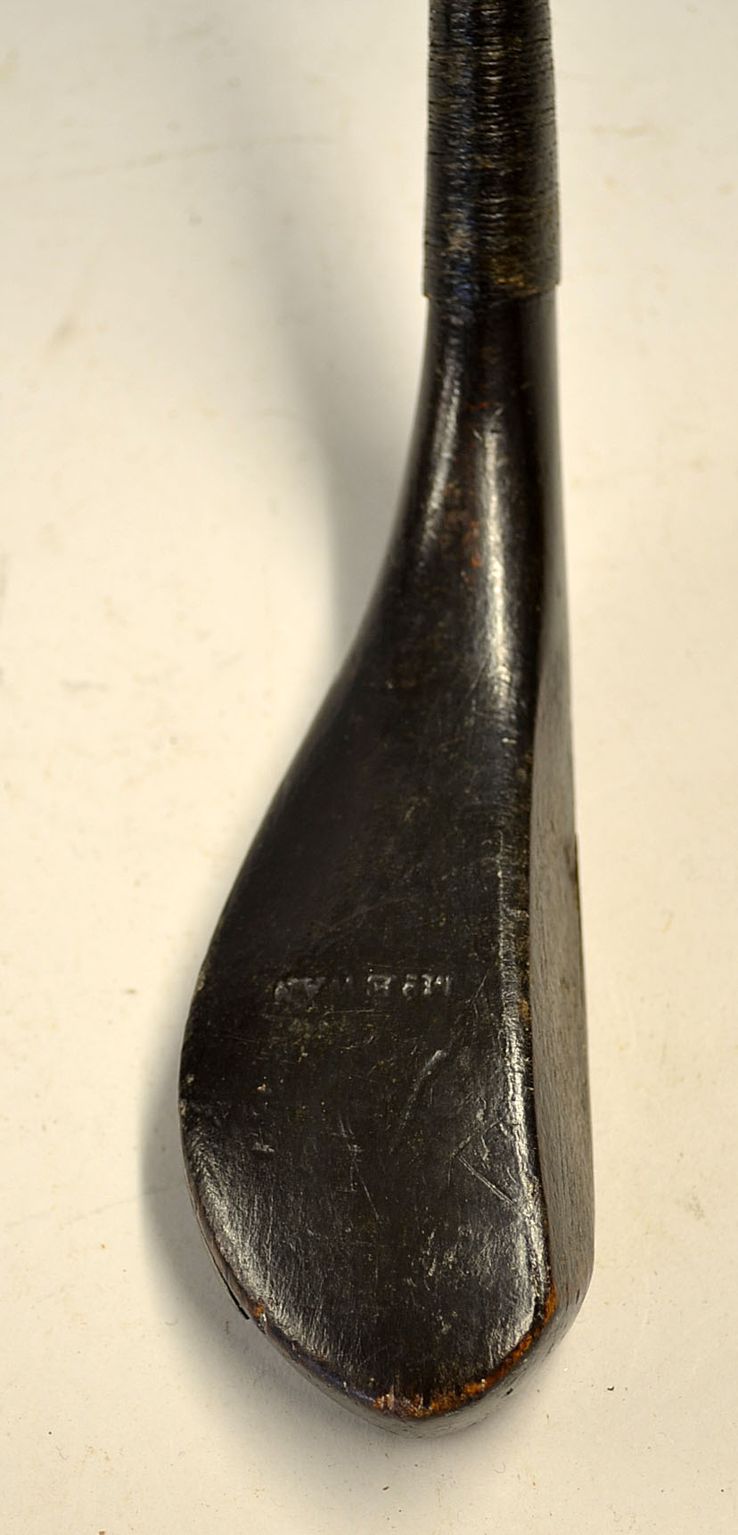 Early McEwan dark stained longnose beech wood hooked face grass driver c.1865 - the head measures - Image 2 of 4