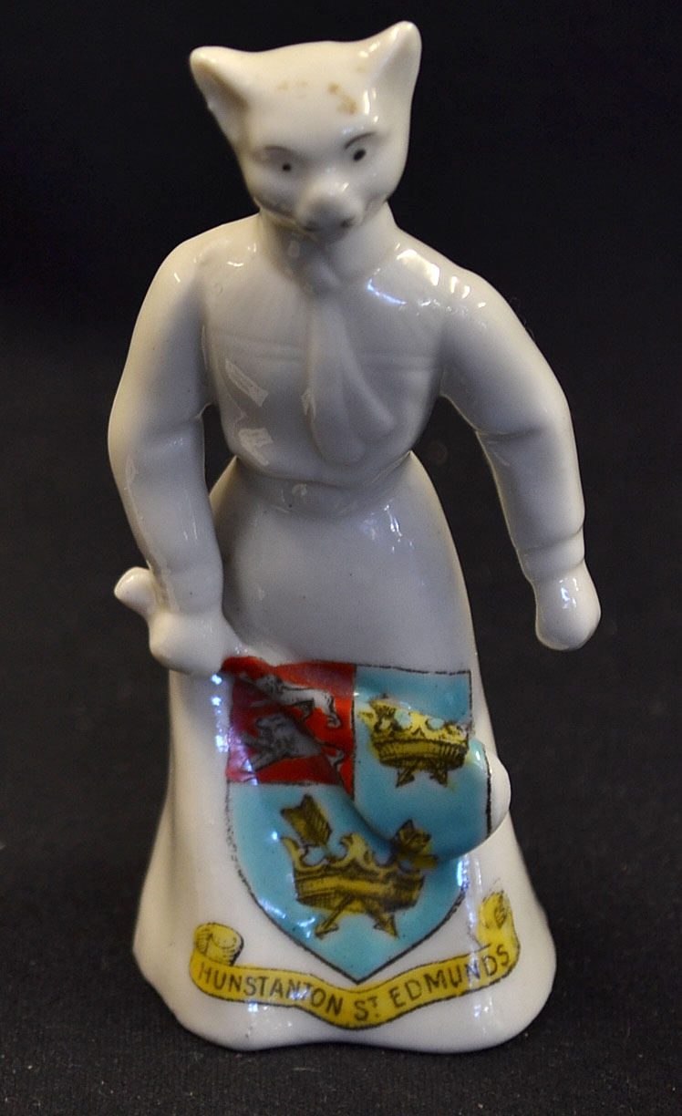 Tennis souvenir crested ware cat figurine c.1900 - dressed as a lady tennis player c/w the crest for