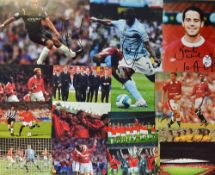 Collection of Manchester United Football postcard photographs mainly 1990's (many hand signed,