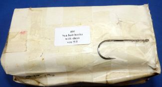 HOOKS: 400 Sea bait hooks with slices, size 5/0, straight eye, black barbed.