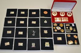 Manchester United Pin Badge selection a collection of Treble Winner badges x5 in velvet box, 16x