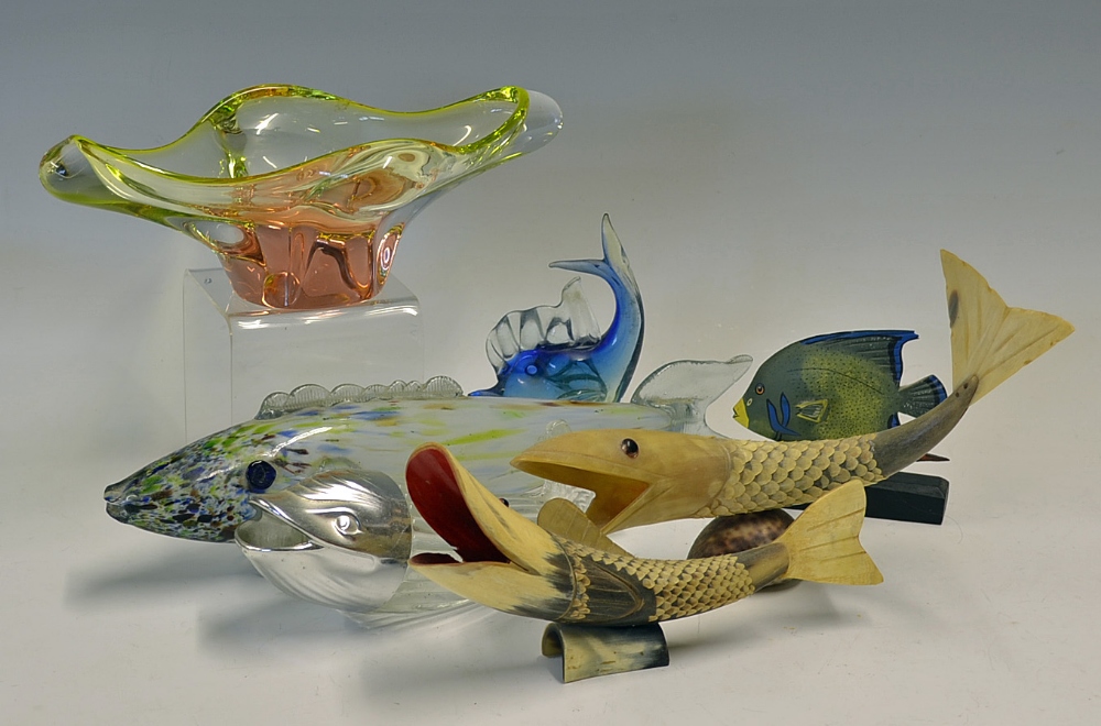 Fish Ornament Selection to include 2x colourful fish ornaments, a plain glass fish with Silver plate - Image 2 of 2