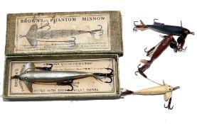 LURES: (4) Four early Phantom minnow lures incl. a Brown's Phantom 3.5" silver body lure on maker'