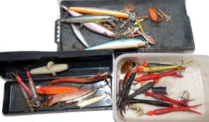 LURES: Collection of 34 modern and plastic spinning lures incl. Abu Toby, Mepps, various Flying C