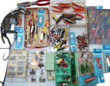 ACCESSORIES: Good mixed collection of vintage floats and lures, cork, quill and celluloid coarse