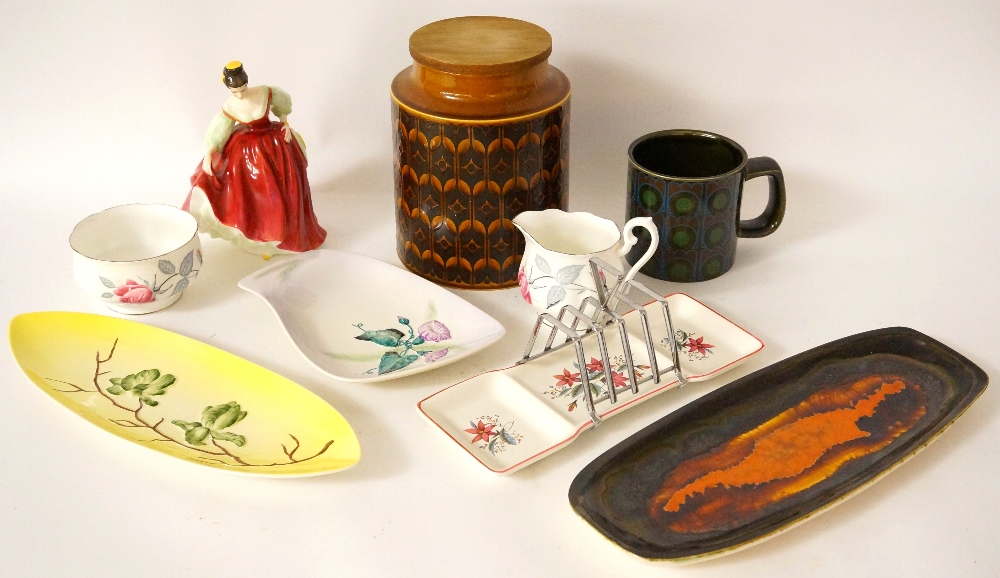 SMALL COLLECTION OF DECORATIVE CERAMICS