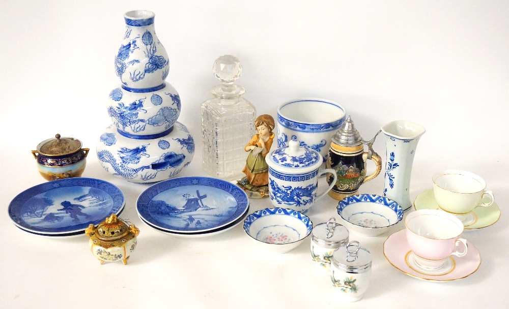 GOOD SELECTION OF DECORATIVE CERAMICS