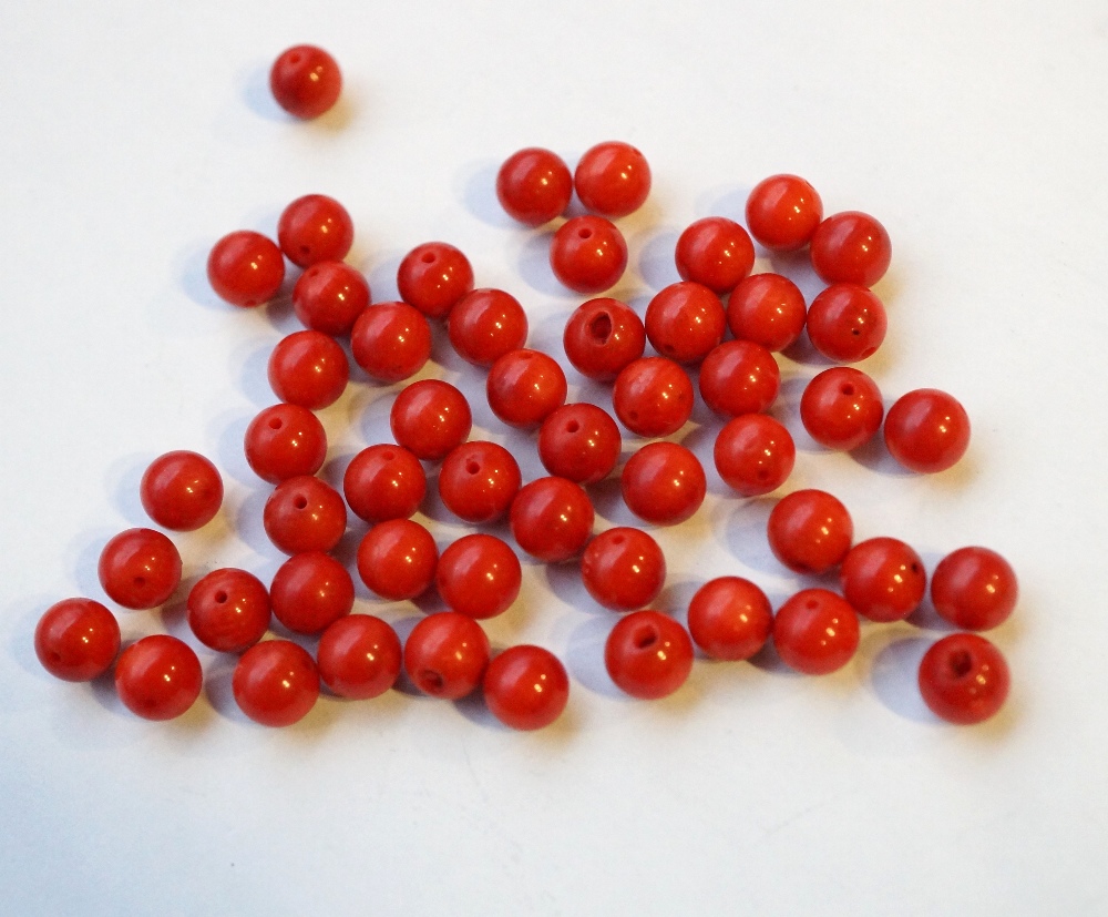 SELECTION OF LOOSE CORAL BEADS