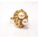 EIGHTEEN CARAT YELLOW GOLD AND PEARL SET