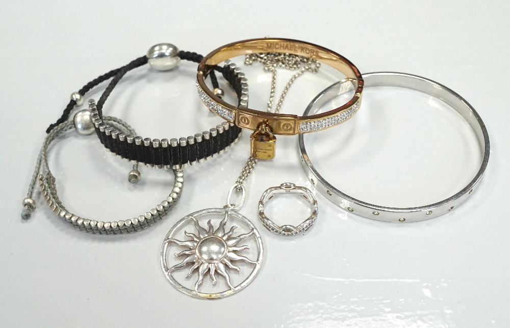 SELECTION OF FASHION JEWELLERY comprising a Links of London silver and black friendship bracelet,