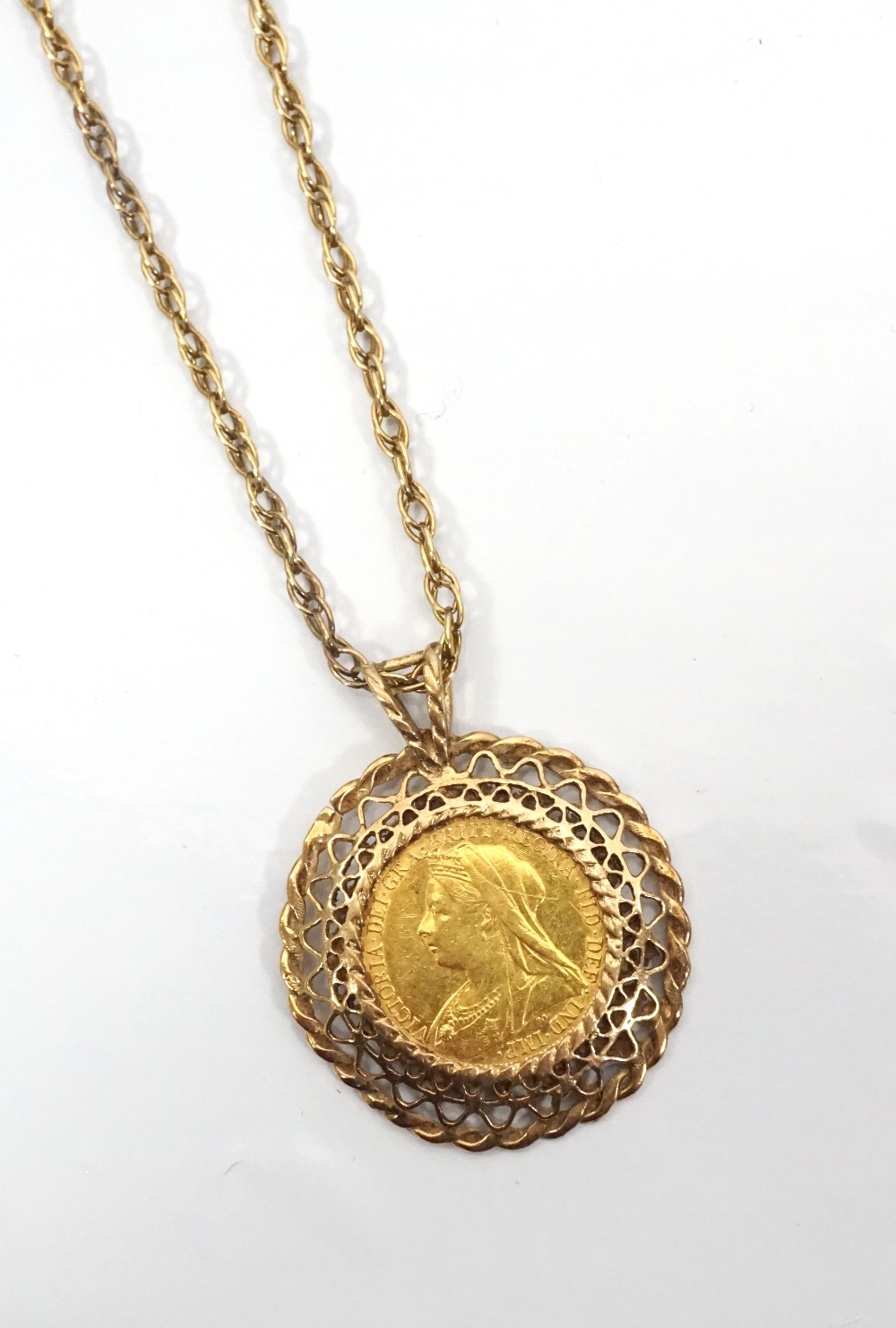 VICTORIAN GOLD SOVEREIGN COIN SET PENDANT the sovereign dated 1901,