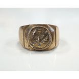 WITHDRAWN - GENTLEMAN'S EIGHTEEN CARAT GOLD RING with decorative engraved roundel, ring size V-W,