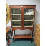 AN EDWARDIAN MAHOGANY CHINA DISPLAY CABINET the moulded cornice above a pair of glazed doors with