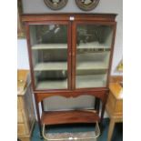 AN EDWARDIAN MAHOGANY CHINA DISPLAY CABINET the moulded cornice above a pair of glazed doors with