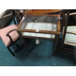 AN EDWARDIAN MAHOGANY AND SATINWOOD CURIO TABLE the rectangular hinged lid with glazed panel and