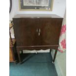 A GEORGIAN STYLE MAHOGANY DRINKS CABINET of rectangular form with reeded rim the oval inlaid doors