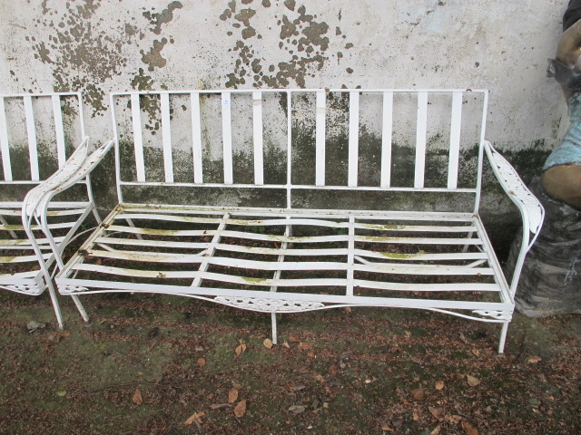 A THREE PIECE WHITE PAINTED GARDEN SUITE COMPRISING OF A GARDEN BENCH with slat back and seat with