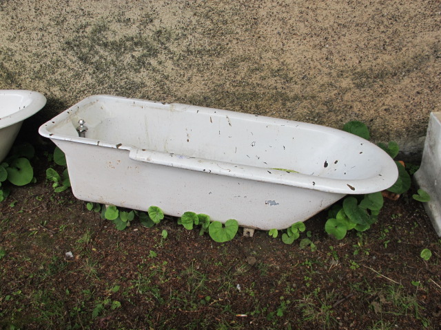 A WHITE ENAMELLED CAST IRON BATH with rounded rim and chrome waste fitting 64cm x 196cm x 82cm