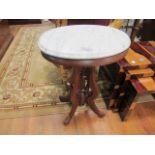 A CONTINENTAL STYLE MAHOGANY FRAMED OCCASIONAL TABLE with white marble top on quadripartite splayed