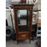 Green mable topped inlaid mahogany vitrine with bevelled glass front and sides, mirrored back and