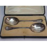 Pair of Edwardian trefid shaped rat-tail silver spoons, cased. London 1905, maker HA&S, 4ozt.