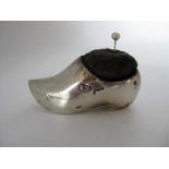 Silver pincushion in the form of a clog, London 1929 / 30, Reg. 1906, Maker Walker and Hall, 2.25