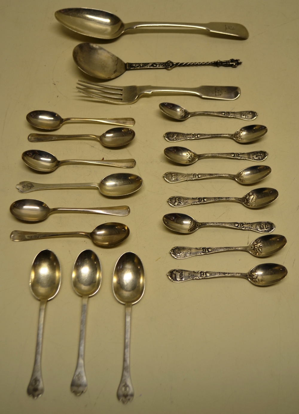 A Regency fiddle pattern silver table spoon and a dessert fork crested, London 1809, four triform