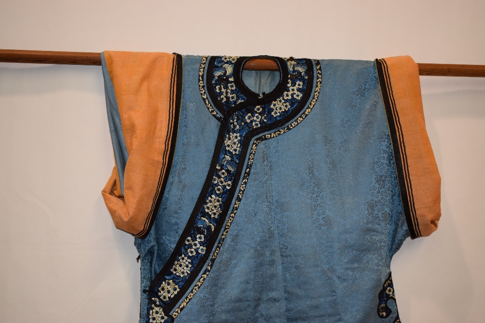 Chinese Han woman's silk outfit, 19th century, comprising a fine pale blue silk damask robe woven - Image 22 of 33