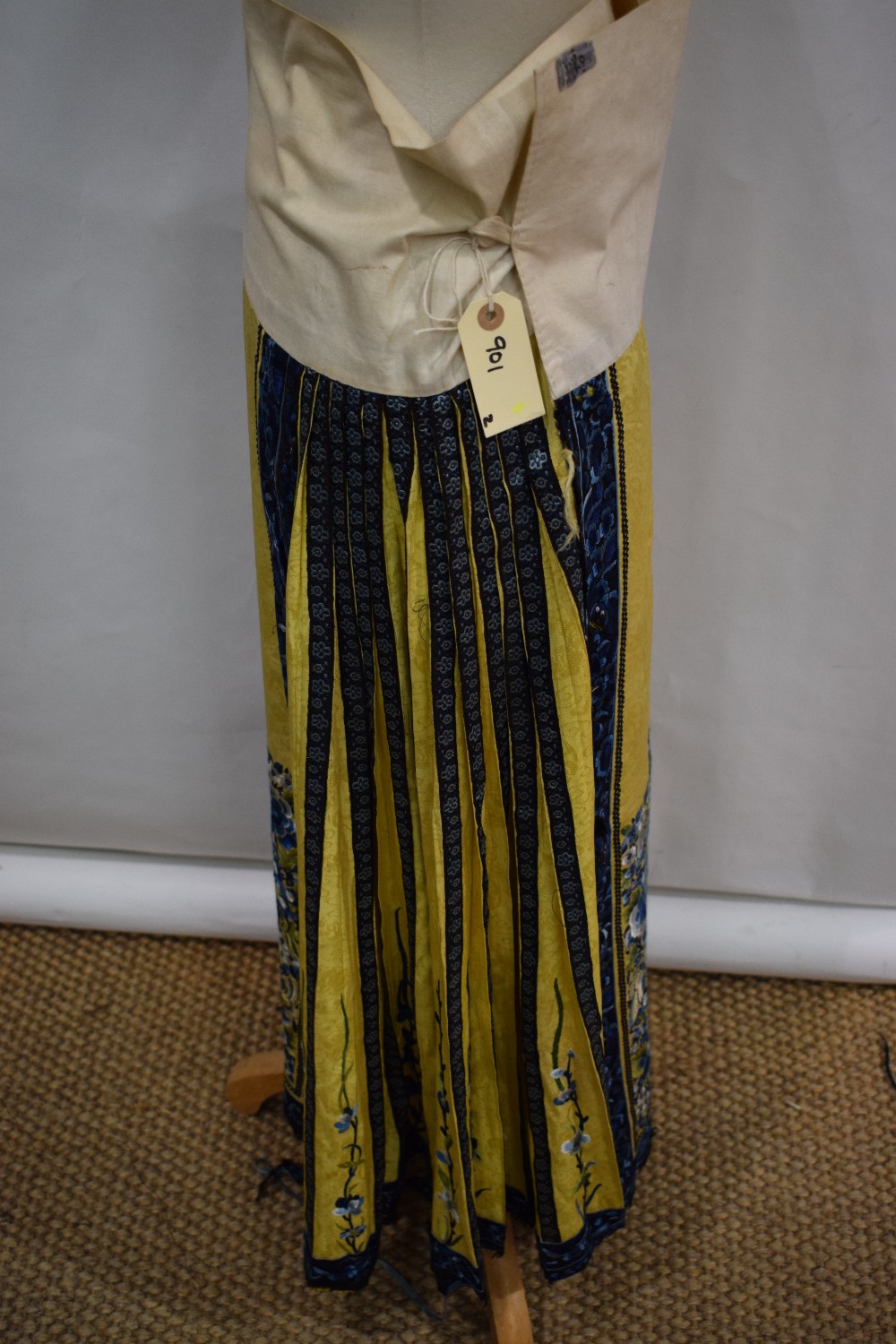 Chinese Han woman's silk outfit, 19th century, comprising a fine pale blue silk damask robe woven - Image 10 of 33