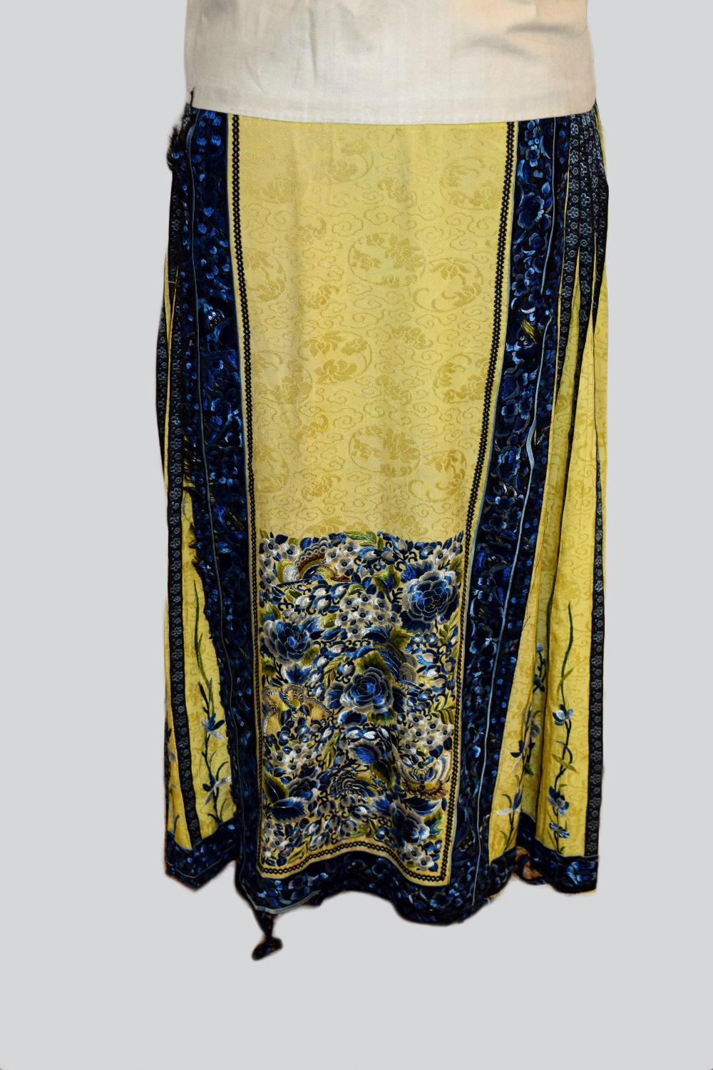 Chinese Han woman's silk outfit, 19th century, comprising a fine pale blue silk damask robe woven - Image 2 of 33