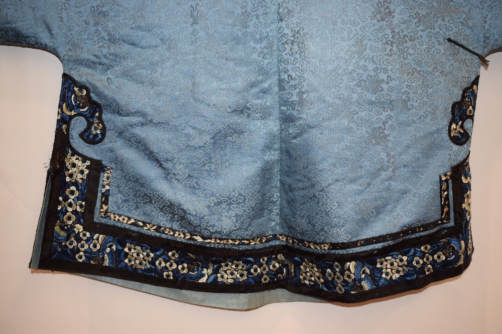 Chinese Han woman's silk outfit, 19th century, comprising a fine pale blue silk damask robe woven - Image 32 of 33