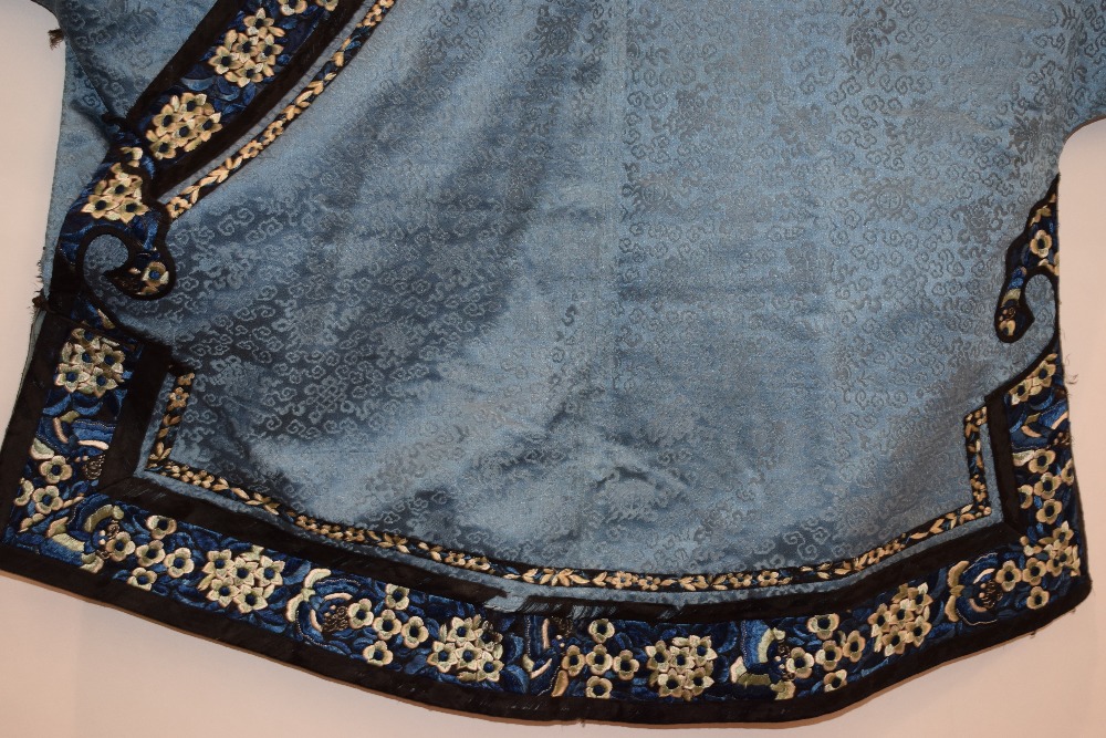 Chinese Han woman's silk outfit, 19th century, comprising a fine pale blue silk damask robe woven - Image 19 of 33