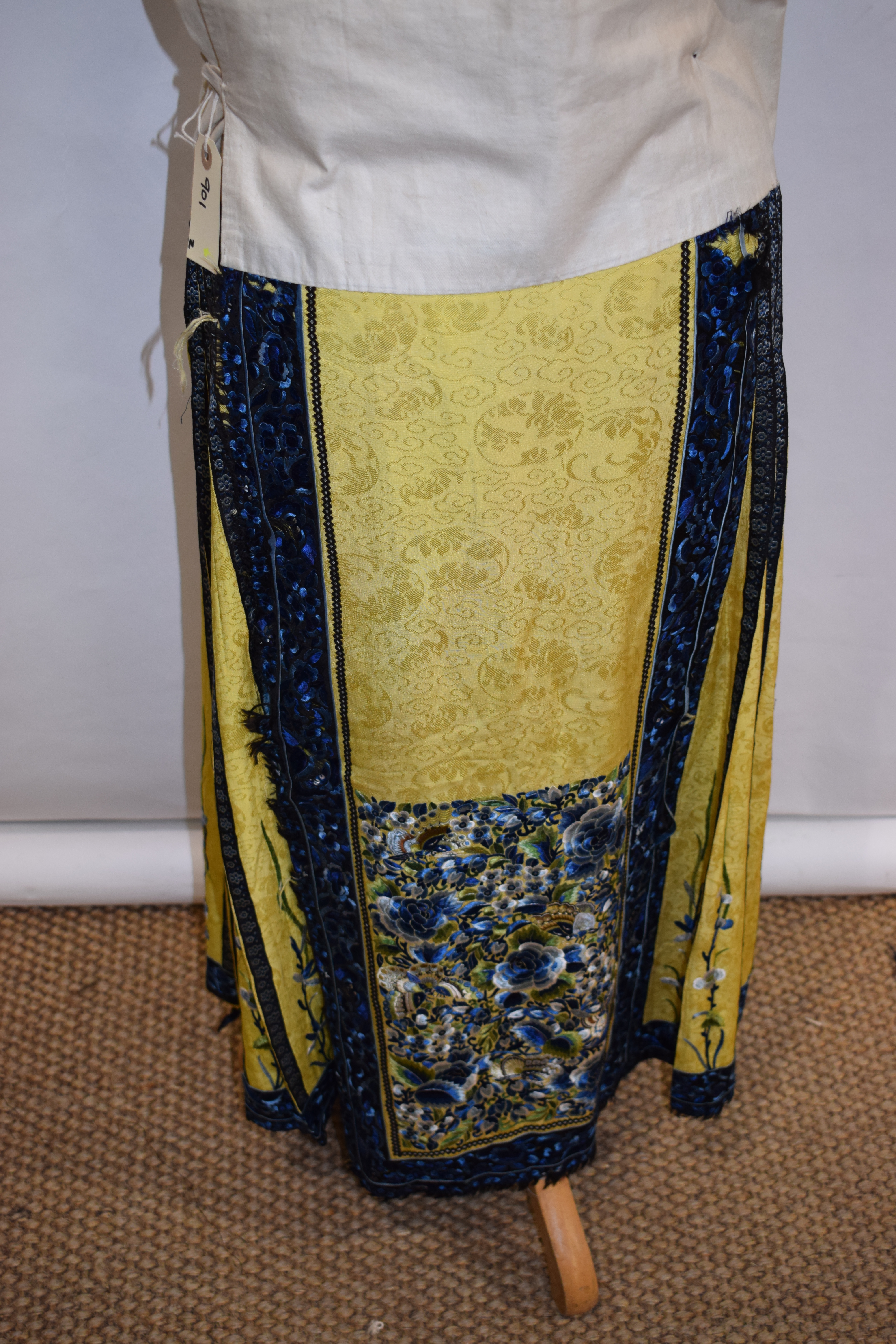 Chinese Han woman's silk outfit, 19th century, comprising a fine pale blue silk damask robe woven - Image 7 of 33
