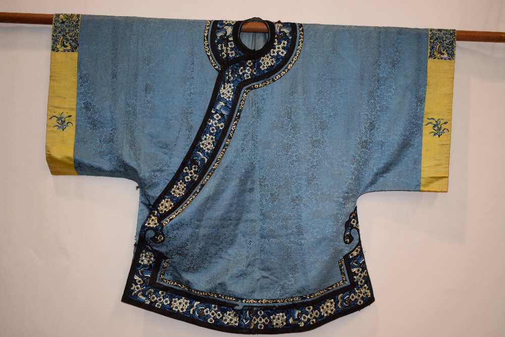 Chinese Han woman's silk outfit, 19th century, comprising a fine pale blue silk damask robe woven - Image 12 of 33